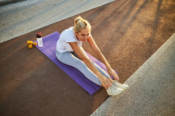 Charmante vrouw met ochtendtraining op de brug — Stockfoto