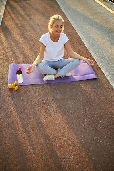 Charmante vrouw die yoga op straat beoefent — Stockfoto