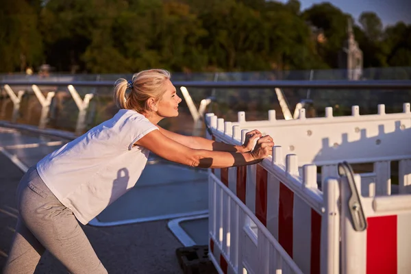 아름다운 여인이 노상에서 운동을 하고 있다 — 스톡 사진