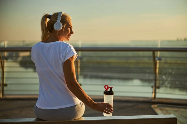 Encantadora mujer escuchando música en la calle — Foto de Stock