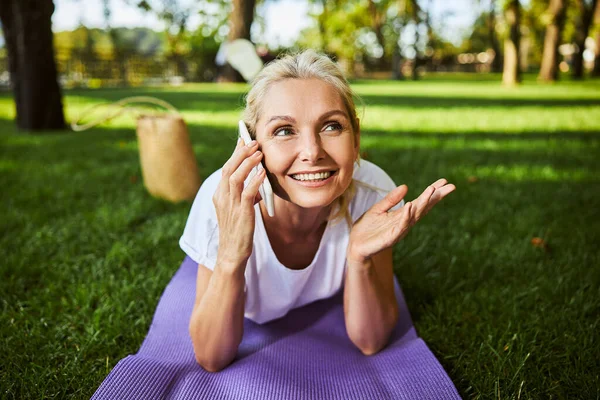 Belle femme parlant sur téléphone portable dans la rue — Photo