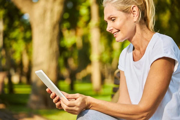 Fröhliche Frau mit Tablet-Computer auf der Straße — Stockfoto