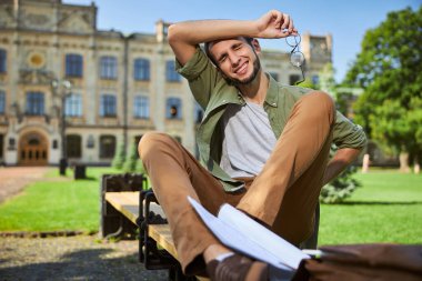 Şiddetli sırt ağrısı çeken yorgun bir erkek öğrenci.