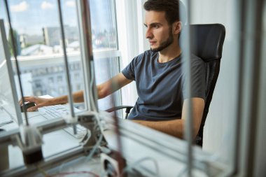 Laboratuvarda çalışan konsantre erkek öğrenci.