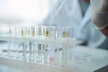 Kafkas bilim adamı sıvı örneği alıyor.