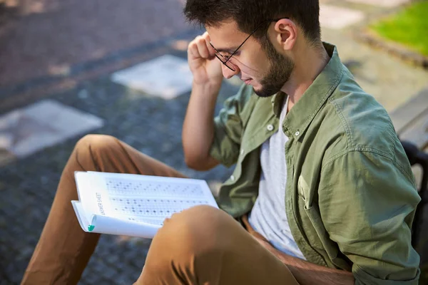 Fokuserad allvarlig manlig student studerar för en examen — Stockfoto