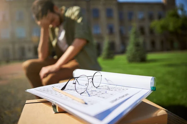 Joven estudiante moreno sintiéndose cansado de estudiar — Foto de Stock
