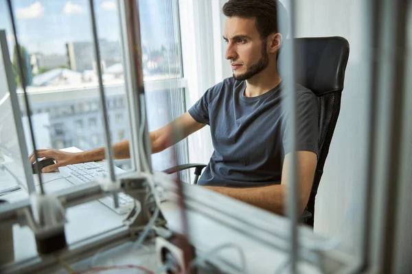 Laboratuvarda çalışan konsantre erkek öğrenci.