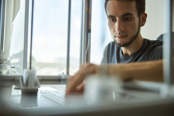 Científico masculino enfocado usando una impresora 3D — Foto de Stock