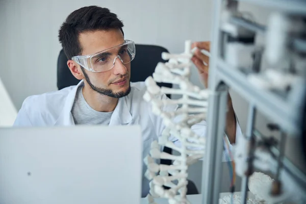 Φοιτητής Ιατρικής που εξετάζει το 3D τυπωμένο μοντέλο DNA — Φωτογραφία Αρχείου