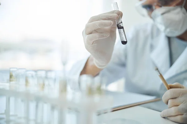 Viroloog die een chemische test uitvoert in een lab — Stockfoto