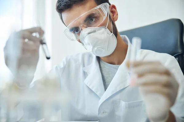Biokémikus, aki biológiai anyagokat vizsgál laboratóriumban — Stock Fotó