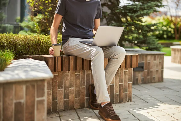 Kaukasischer Freiberufler arbeitet an seinem Laptop — Stockfoto