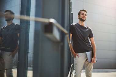 Ofis binasının önünde duran sevimli sakallı adam.