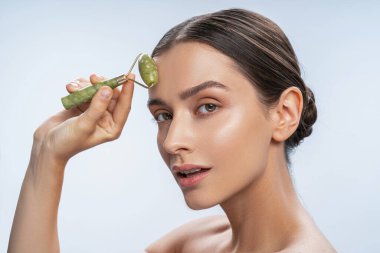 Kafkasyalı bir kadın alnına masaj yapıyor.