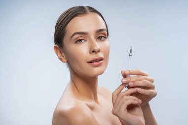 İki eliyle de kombine edilmiş bir sökücü tutan bir kadın.