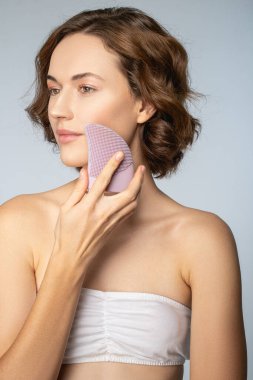 Güzel, dingin bir kadın kozmetik ameliyatı yapıyor.