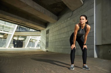 Şirin esmer kadın nefes alıyor.