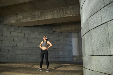 Mutluluk dolu genç bir kadın bahçede dikiliyor