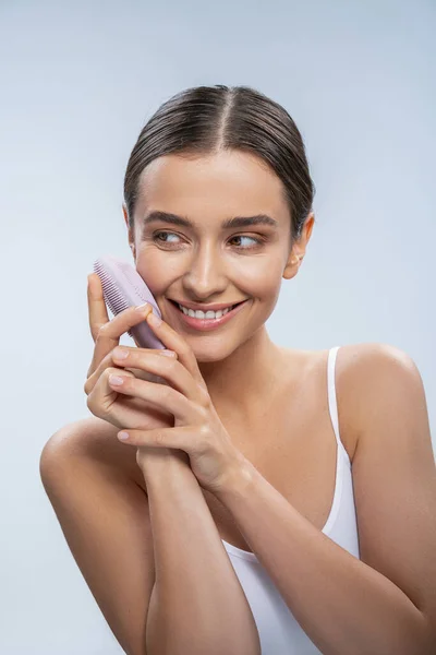 Sonriente mujer alegre realizando un procedimiento de exfoliación —  Fotos de Stock