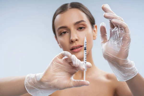 Uvolněná žena se připravuje na injekci krásy — Stock fotografie