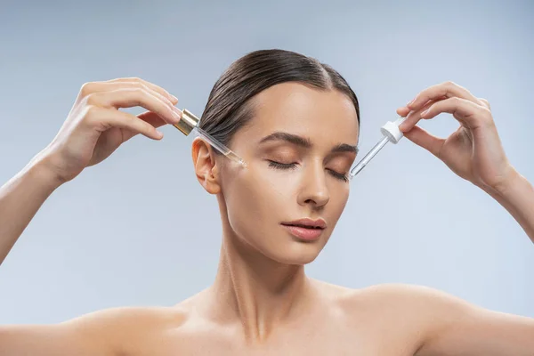 Female with closed eyes performing a beauty procedure — Stock Photo, Image