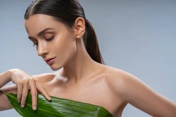 Mujer con un lirio de la paz mirando hacia abajo — Foto de Stock