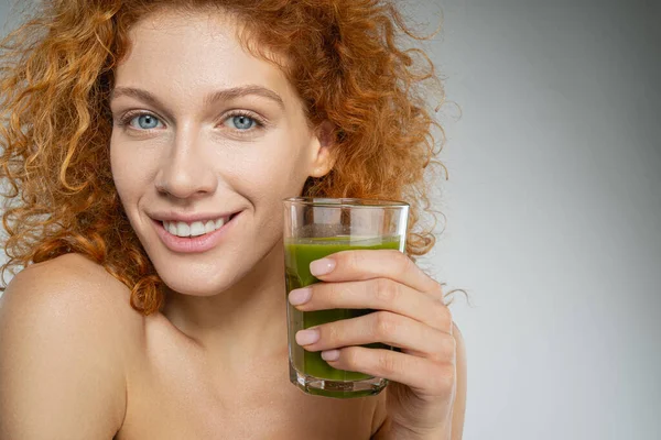 Well-groomed young woman with a healthy drink — Stock Photo, Image