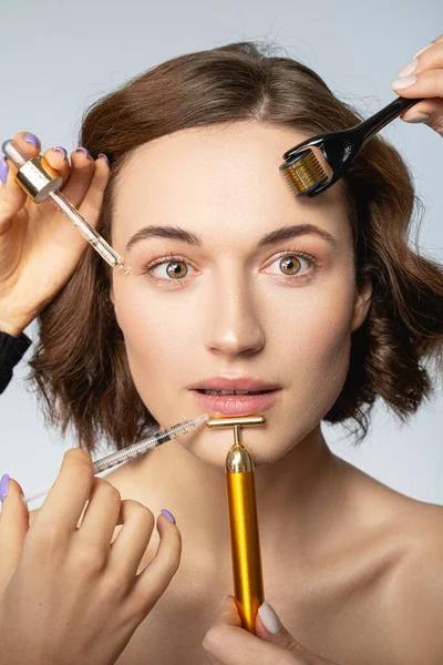 Krásná žena vypadá překvapeně během kosmetické procedury — Stock fotografie
