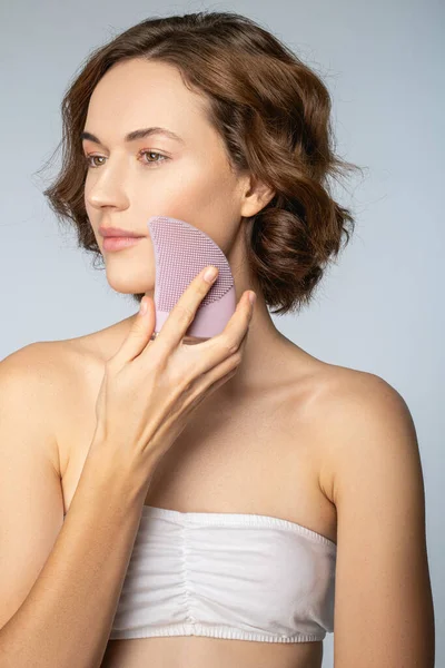 Güzel, dingin bir kadın kozmetik ameliyatı yapıyor.