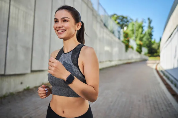 Positivo encantado joven que tiene la mañana activa — Foto de Stock