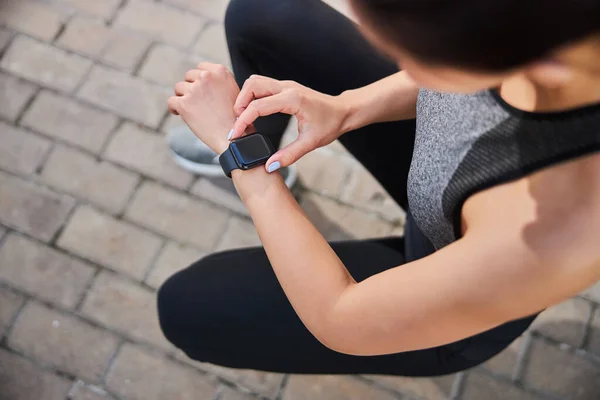 Focused photo on female checking number of steps — Stock Photo, Image