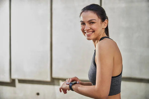 Retrato de chica morena feliz posando en la cámara — Foto de Stock