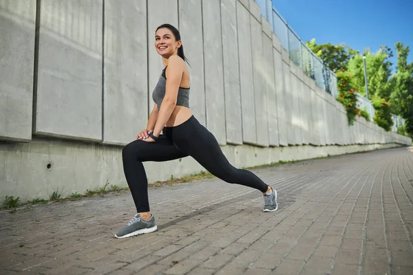 Zevkle spor yapan neşeli genç bayan.