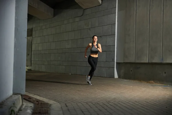 Persona femenina encantada positiva corriendo en la acera — Foto de Stock