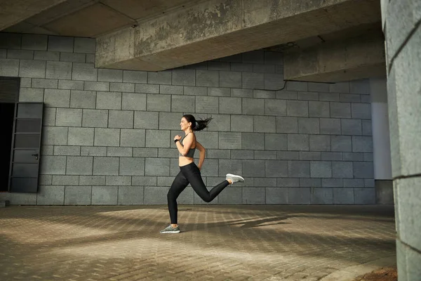 歩道を素早く走る現役女性 — ストック写真
