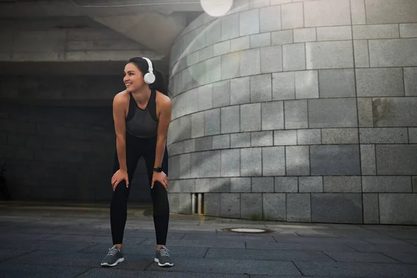 Deportista encantado positivo teniendo una pausa después de correr — Foto de Stock