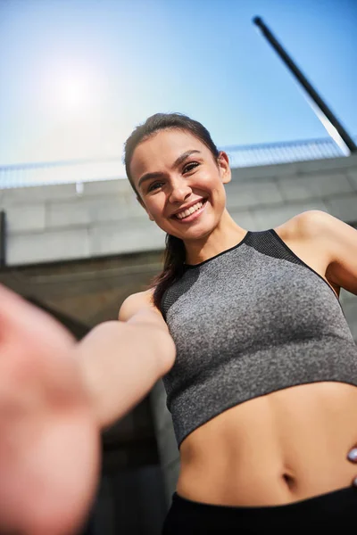 Primer plano de la mujer complacida mirando a la cámara — Foto de Stock