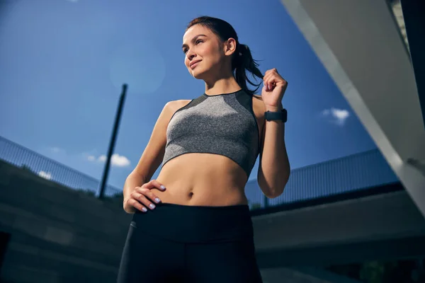 Positivo deleitado joven mujer disfrutando de su fin de semana — Foto de Stock