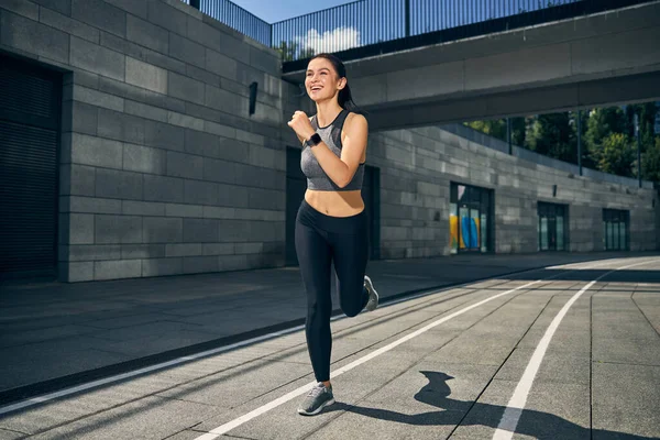 Mutlu kadın sabahını aktif olarak geçiriyor.