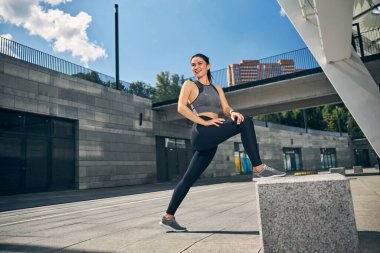 Genç bayanın esneme egzersizi yapmasına sevindim.