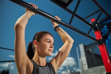 Spor yapan nazik bir bayan.