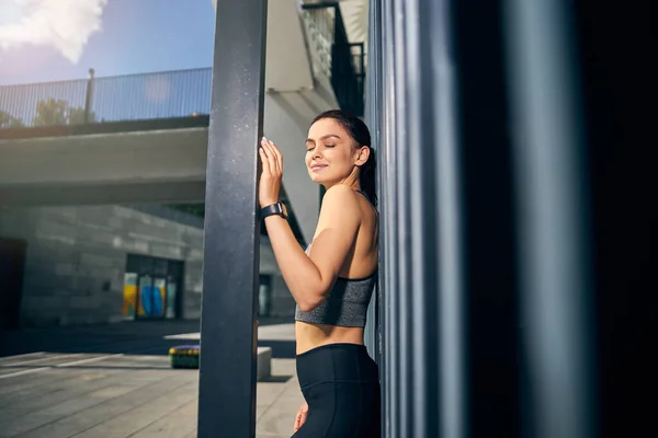 Glada ung kvinna njuter av känslor efter träning — Stockfoto