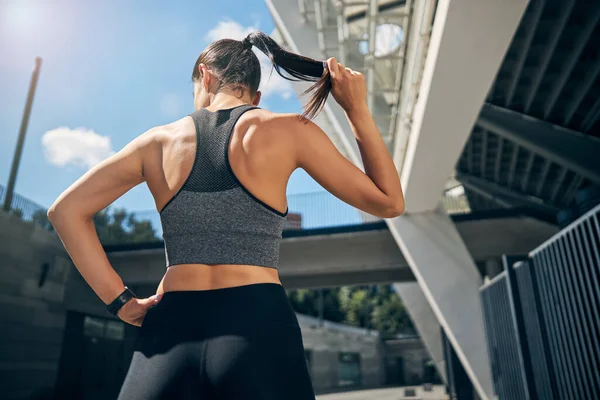 Joven mujer deportiva demostrando su cuerpo en forma — Foto de Stock