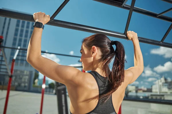 Nazik kadın düşüncelerinin derinliklerinde