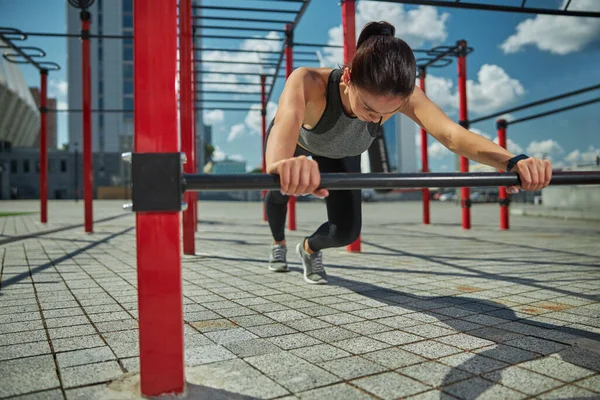 Mujer concentrada siendo profunda en pensamientos durante el entrenamiento — Foto de Stock