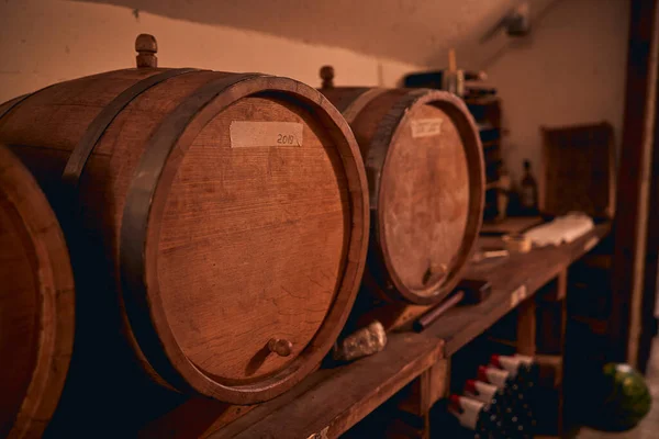 Traditionelle Eichenfässer mit Wein im Lagerraum — Stockfoto