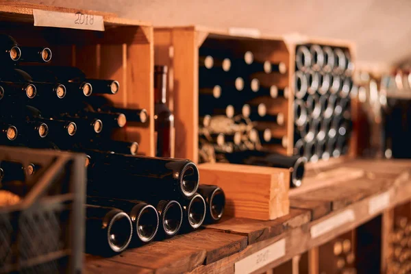 Bottiglie di vetro di vino in casse di legno — Foto Stock