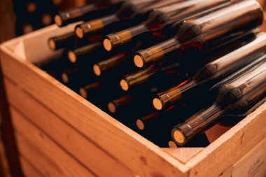 Tahta sandıkta mantarlı şarap şişeleri.