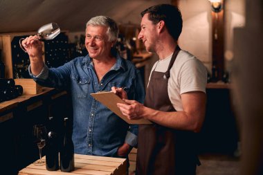 Şarap işi sanatı öğrenen genç bir şarap garsonu.